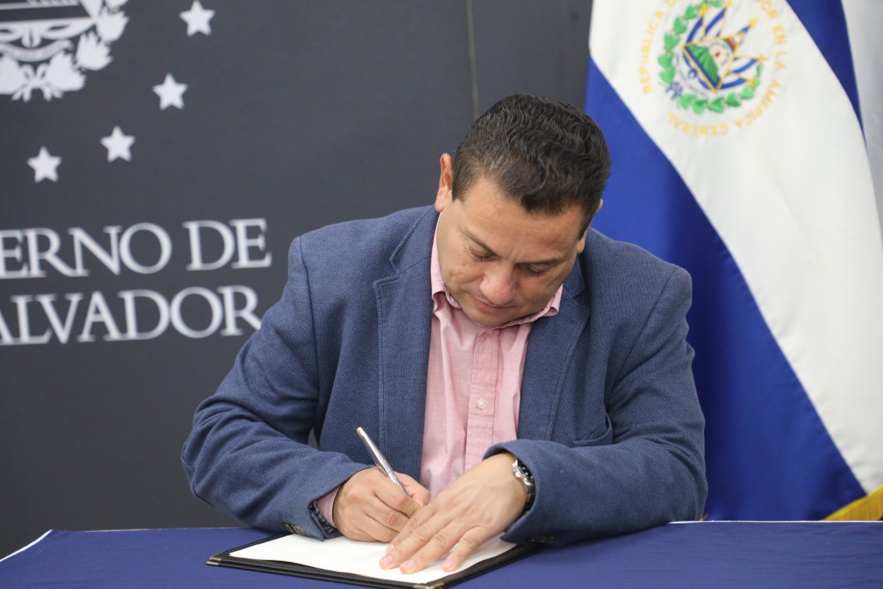 Ministro Castro firma prohibición de contratar empresas que irrespeten derechos laborales ministro-castro-firma-prohibicion-de-contratar-empresas-que-irrespeten-derechos-laborales
